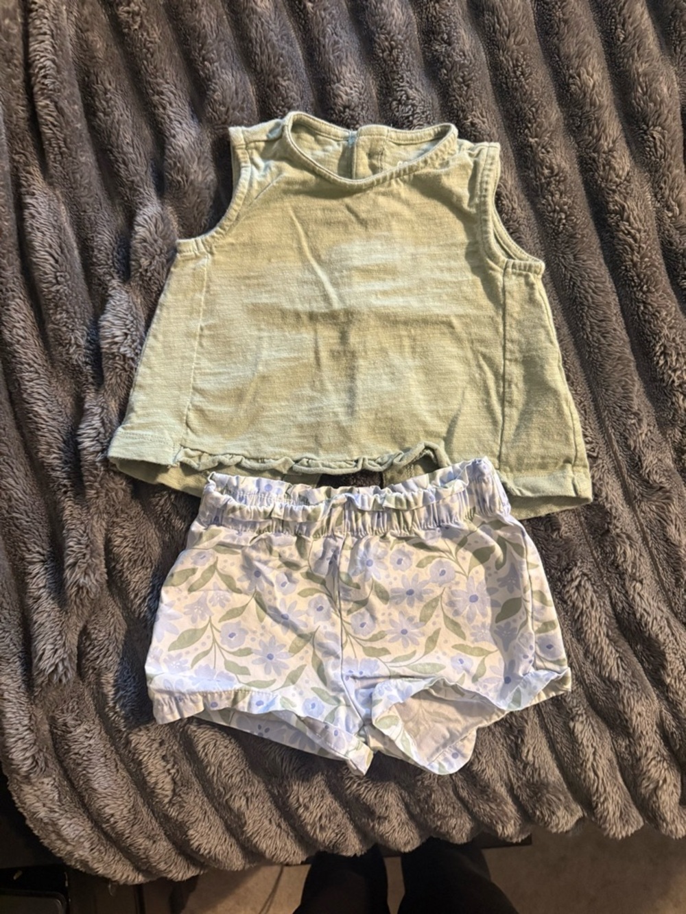 Baby Girl 2 Piece Outfit Set 12 Months Carter’s Floral Shorts Green Top